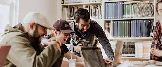 Werkstudium - Studenten vor Laptop